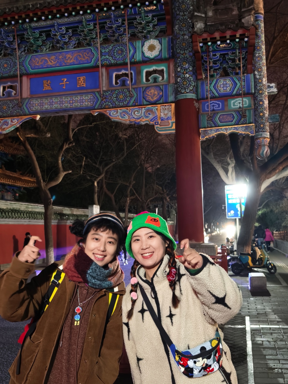 推荐使用公共交通前来,以避免停车难题.