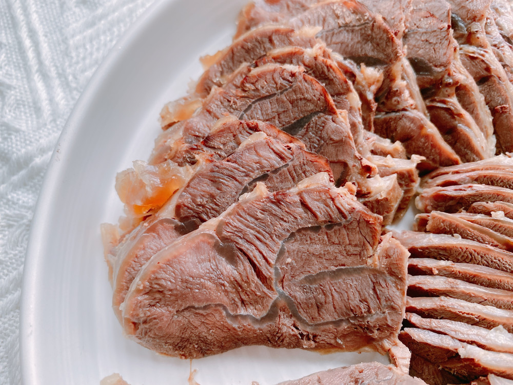 有规则,吃起来更有嚼劲,下面用牛腱子和大家分享在家做白切牛肉的方法