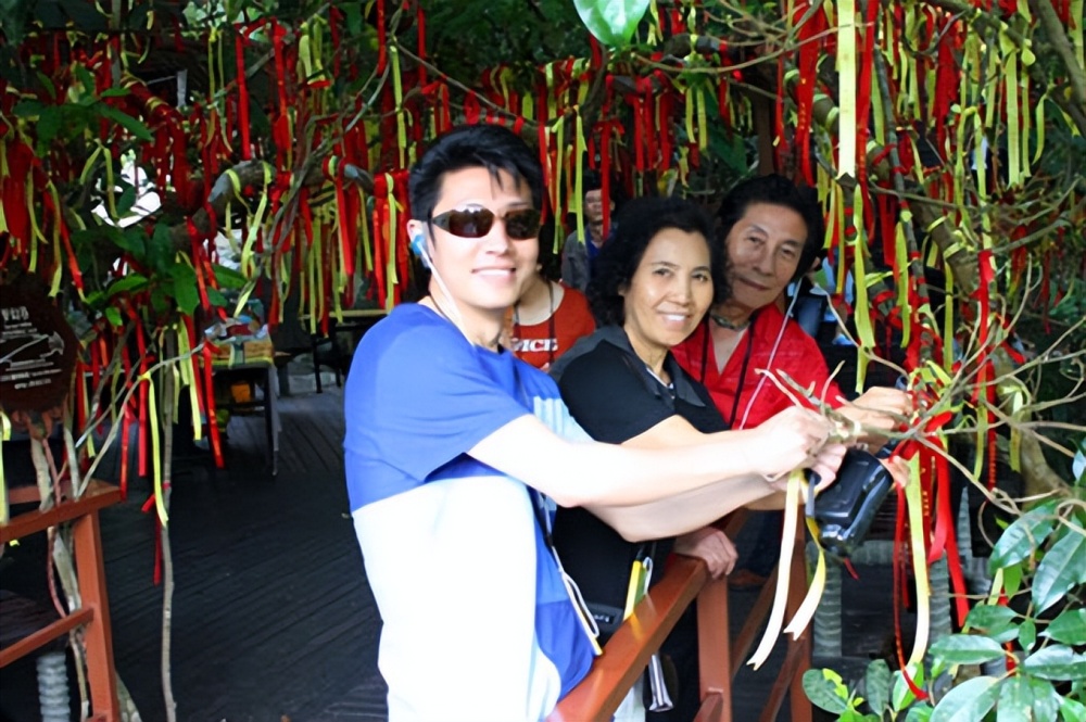 撒贝宁与演员老父回广东,重返故居追忆童年,在当地出生会说粤语_腾讯