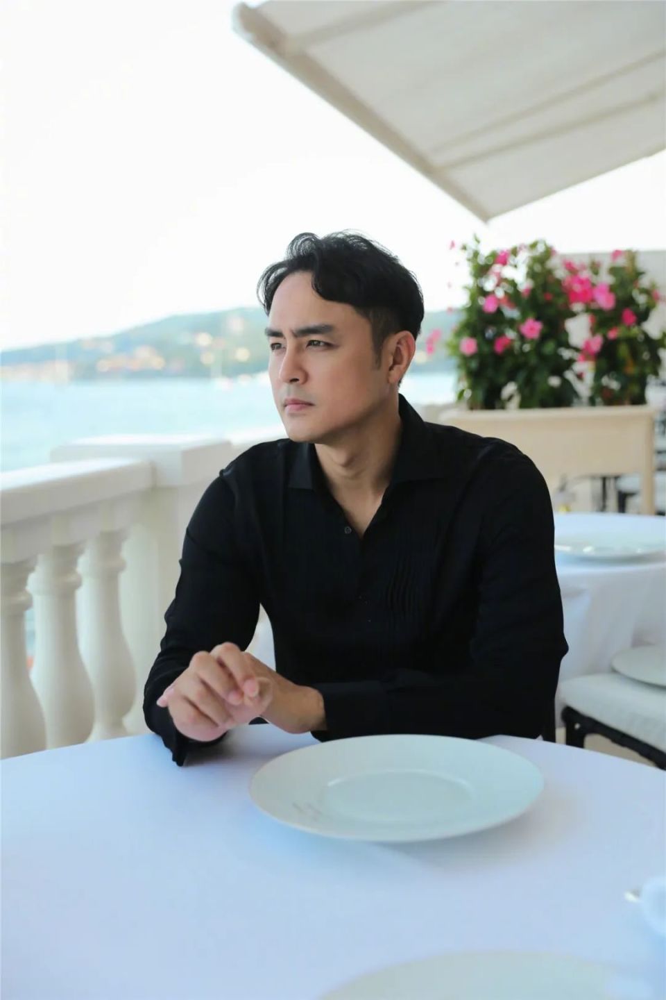 明道带女儿坐飞机被偶遇,小艾果肉乎乎小手小腿超抢镜,萌态十足惹人爱