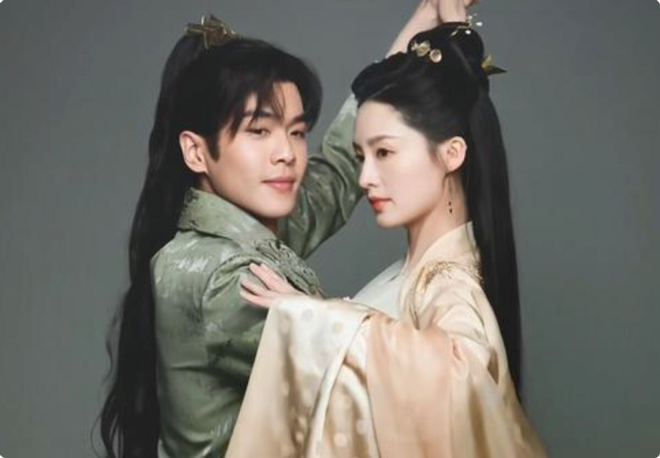 《庆余年2》吻戏太欲了,张若昀搂着李沁脖子亲,画面暧昧太好磕