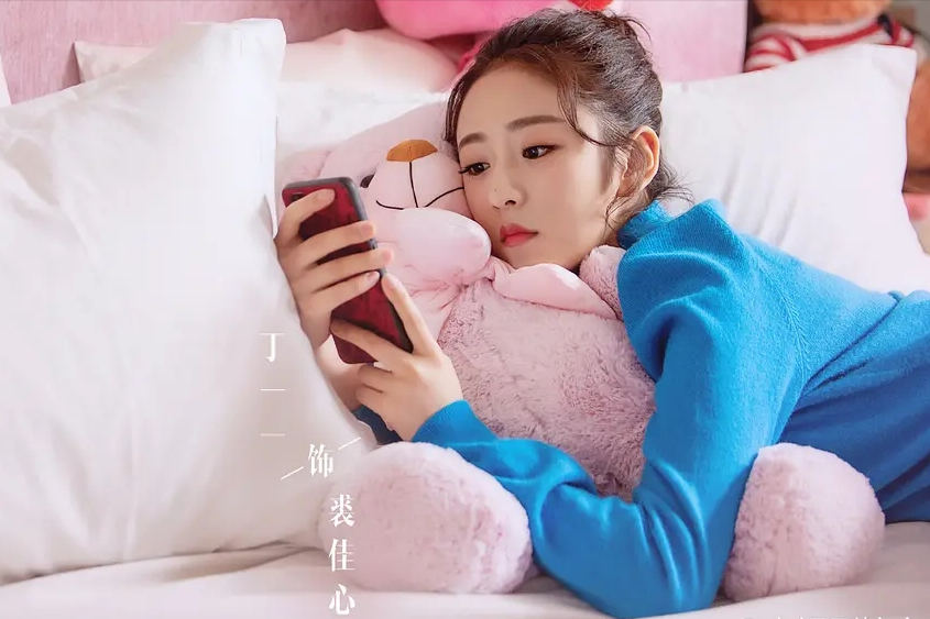 在感情方面,裘佳心和江晓野没有结婚,她最后选择了秦斌,由欢喜冤家