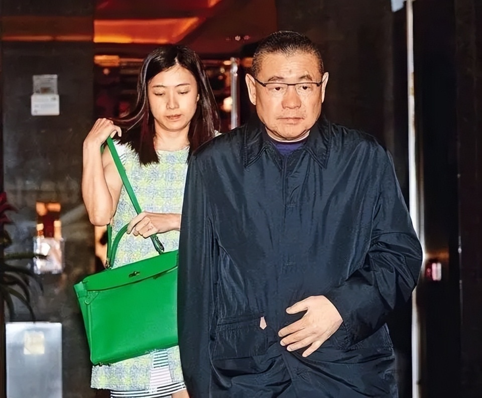 甘比参加旗下商场过年活动,拿百万给员工发红包_腾讯新闻