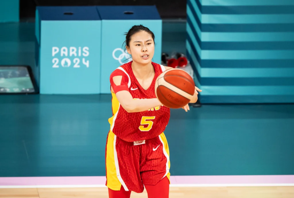 王思雨:中国女篮置之死地而后生,媒体人:女篮该归化更好的后卫