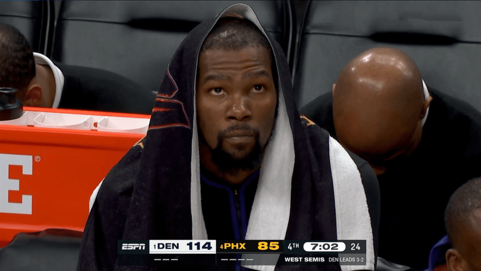 季后赛声音丨杜兰特耻辱出局遭群嘲被恶搞加盟掘金或今夏抱腿詹皇