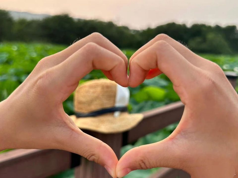 之后还上演了有爱的一幕,七岁的女儿比心,而汤唯拿起手机细心为女儿