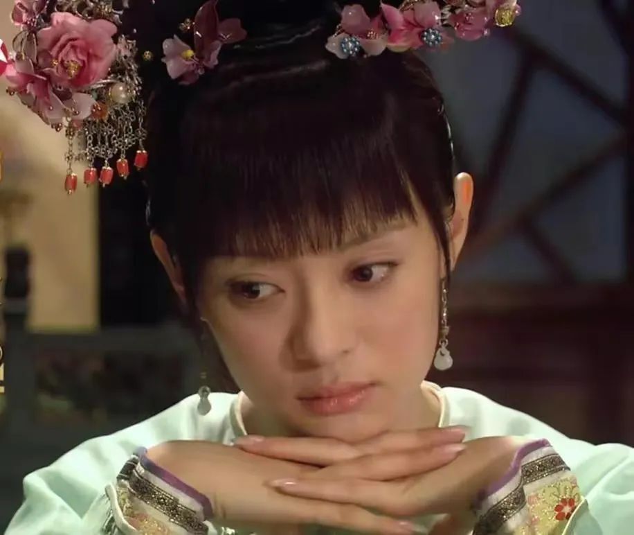 甄嬛入宫之后看见了夏冬春被华妃罚了一丈红,又看见了御花园井里福子