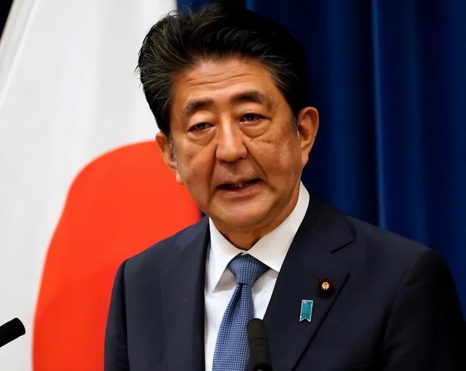 2022年7月8日上午11点30分左右,日本前首相安倍晋三在奈良街头发表
