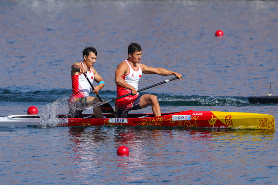 巴黎奥运会皮划艇男子500米双人划艇决赛中国选手季博文/刘浩夺冠