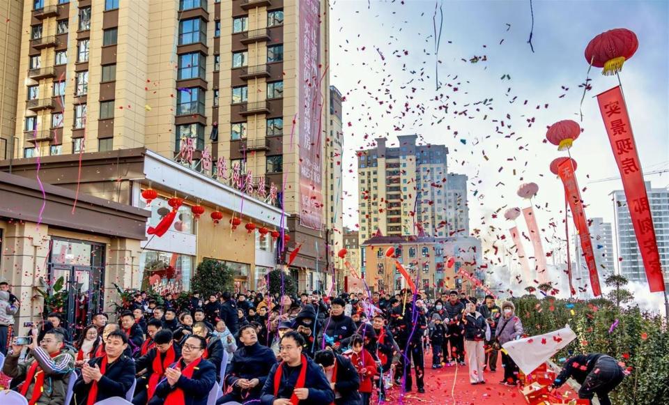 楼市新拐点！多地再现排队抢房热潮，楼市触底信号越来越明显_腾讯新闻