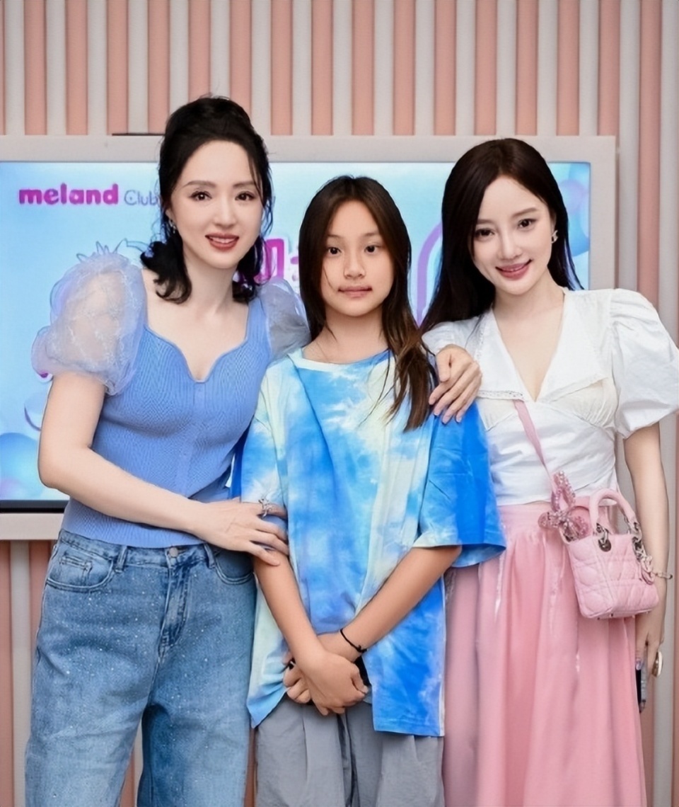 李小璐陪女儿上舞蹈课,甜馨舞姿酷飒赶超妈妈,母女俩共用一张脸