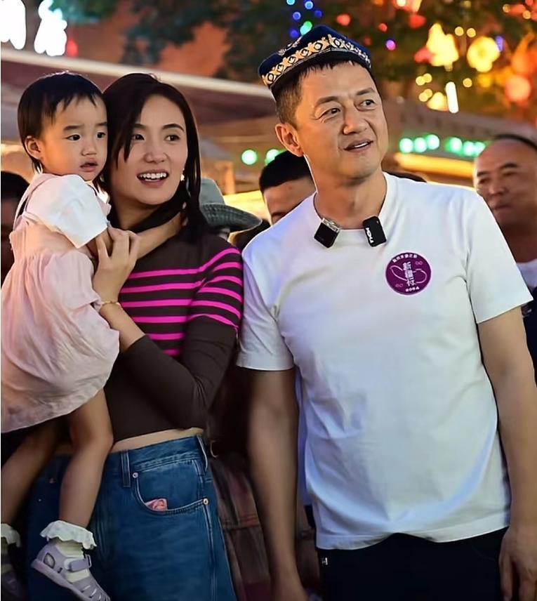李亚鹏携妻女拍新疆风写真,海哈金喜袜子配人字拖,穿搭超接地气