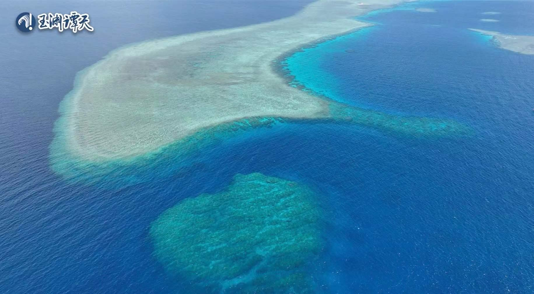 菲方船隻強闖仙賓礁還持刀挑釁，中國海警水炮驅離