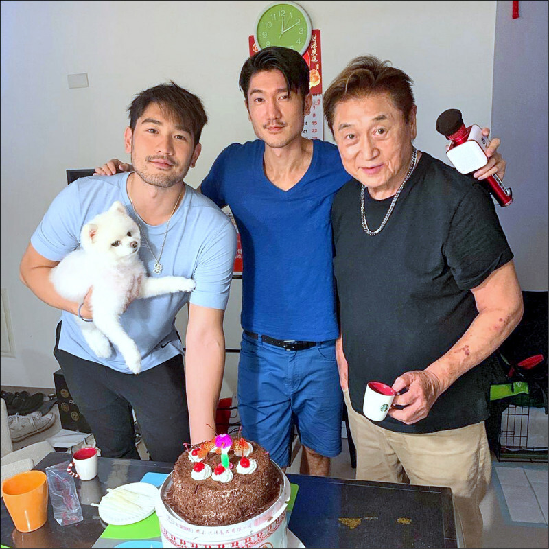 高以翔忌日前夕,二哥证实父亲突然离世,两个月前露面还精神奕奕_腾讯