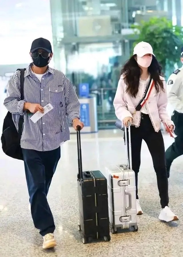 文章带女儿去迪士尼,不约新女友,反与包贝尔老婆包文婧组团带娃_腾讯