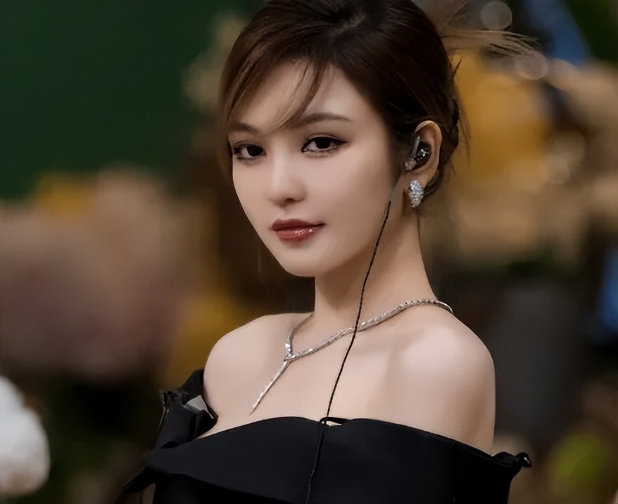 周扬青和观众一样目睹了男嘉宾李明伦和女嘉宾王安琪相处的全过程