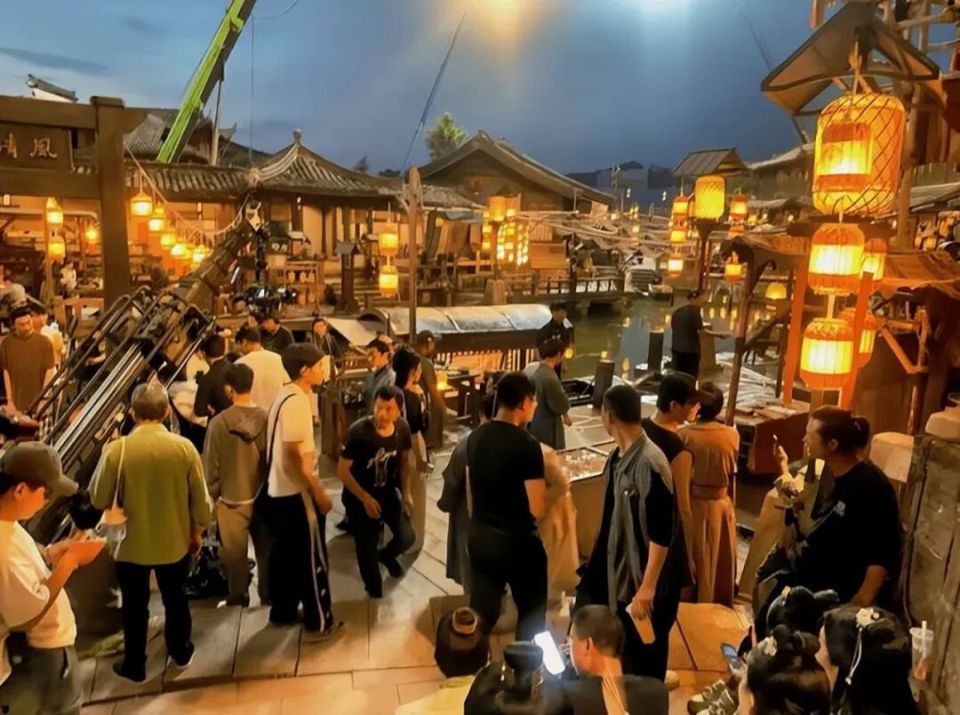 横店群演真实收入曝光：抢演尸体挨耳光 一天到手一百多