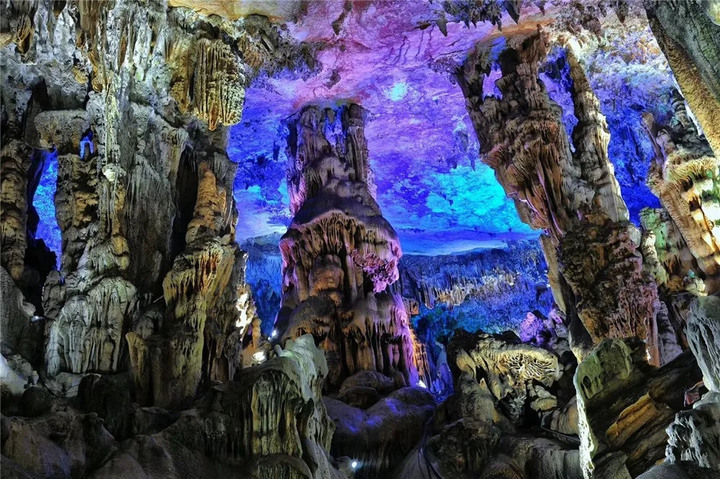 以"江南悬空寺,长谷溪流,中华第一天然立佛"而名闻遐迩,是"浙江省风景