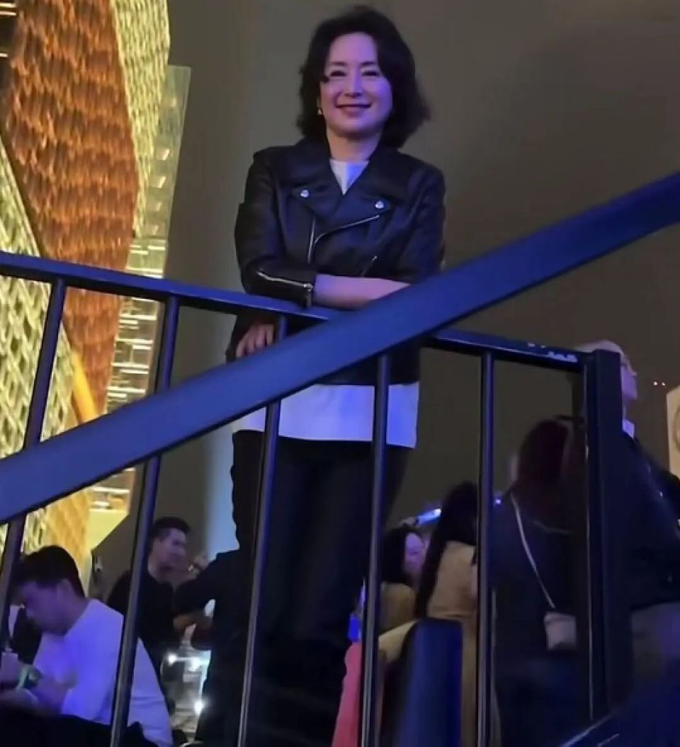 61岁何超琼穿皮衣现身,被夸年轻似40岁,不愧是赌王最美千金_腾讯新闻