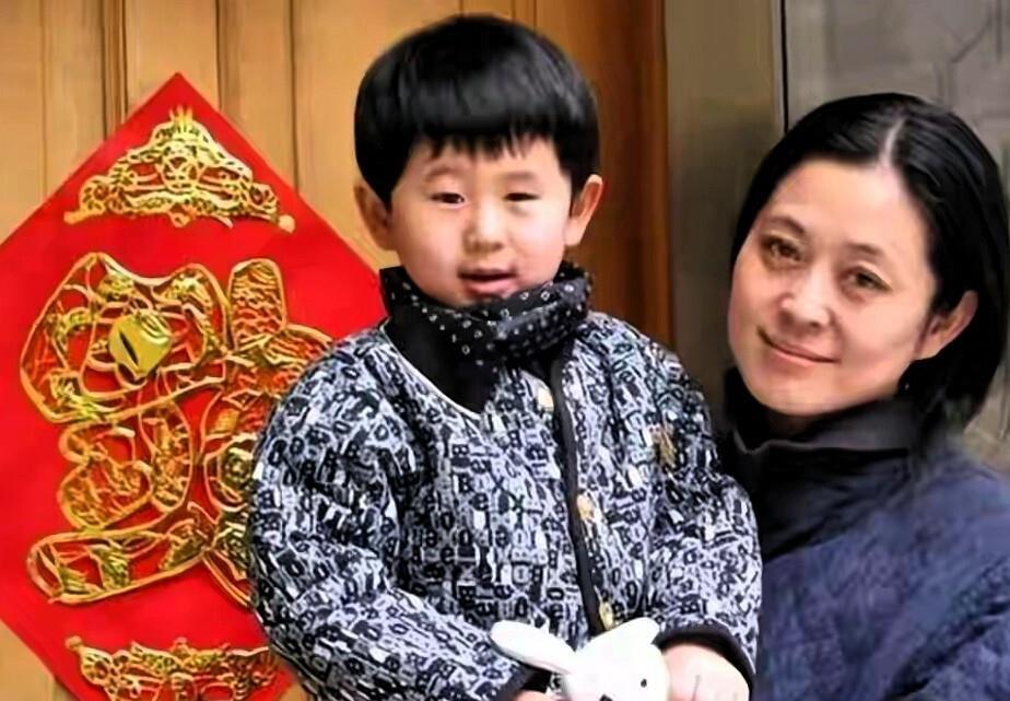 倪萍亿万财富与一滴眼泪！66岁身家上亿 仍为1米97儿子婚事愁白了头