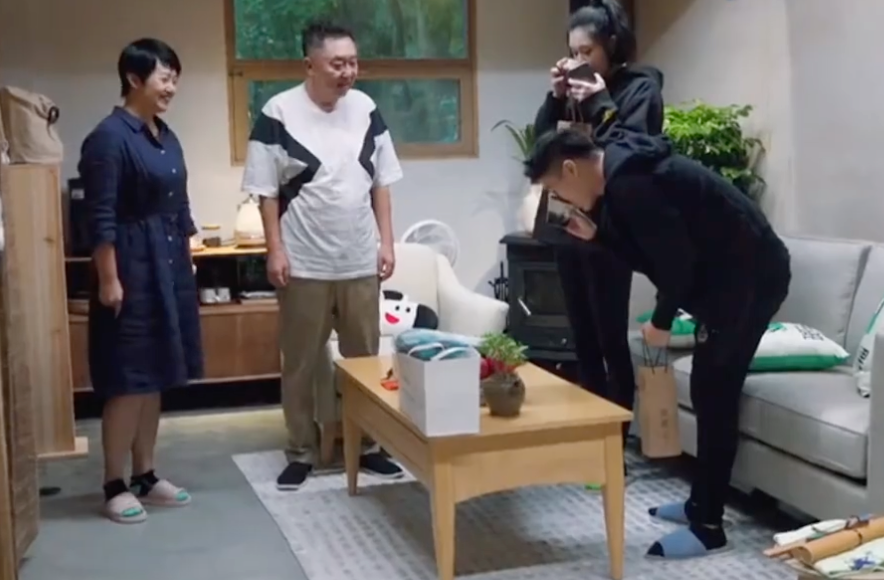 除了这些,奚梦瑶还会在节目里教何猷君一些人情交往的礼仪,比如去于谦