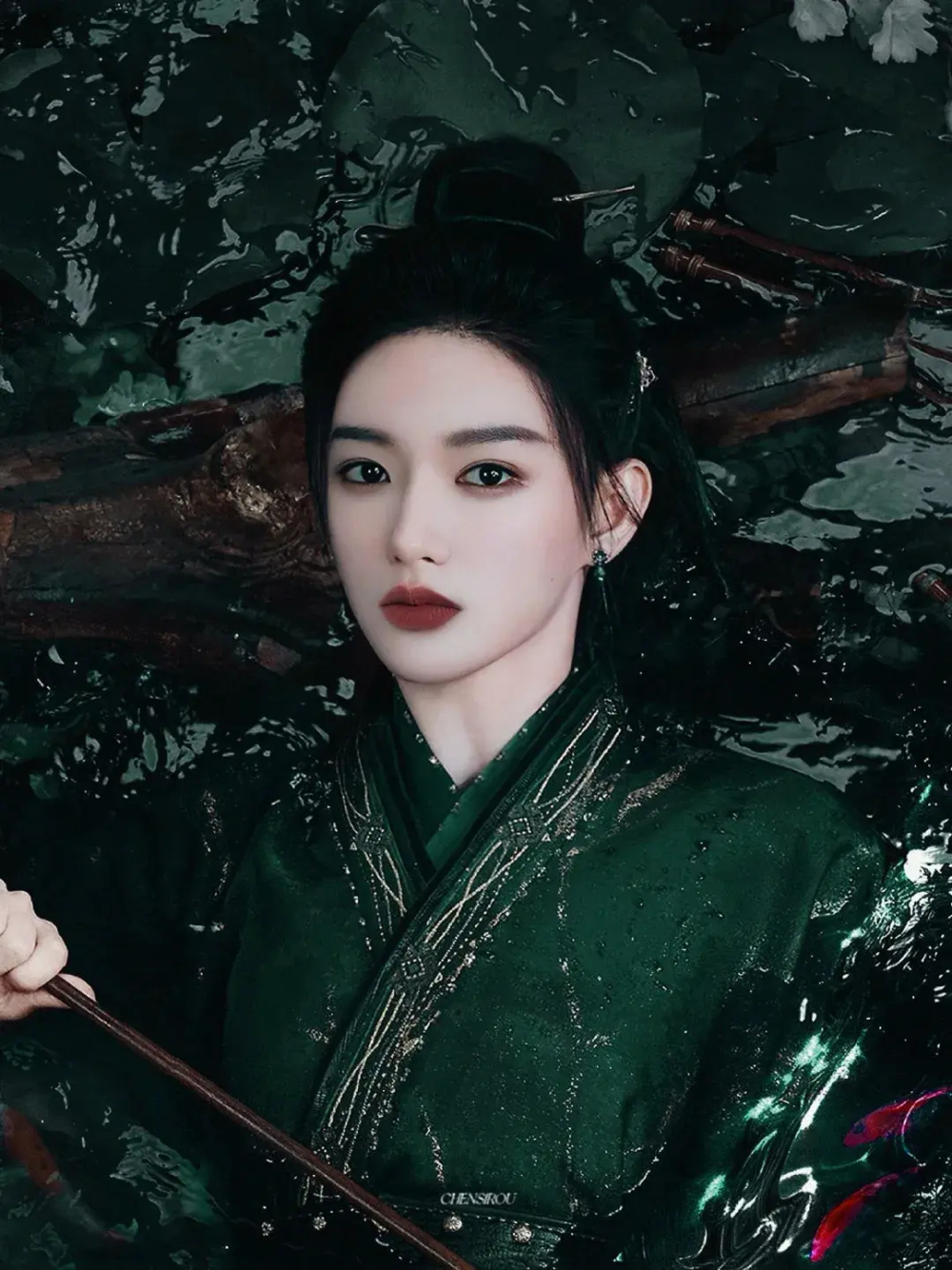 看到后就对程潇和助理破口大骂:文潇有一场戏在象山泡在水里一天都没