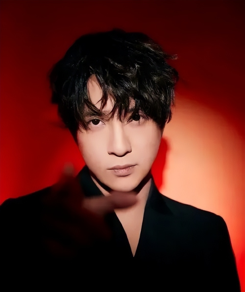 薛之谦盗摄风波升级!拒不认错惹众怒,导演董润年呼吁抵制屏摄