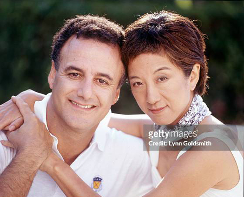 婚后在与丈夫协商之后,两人投资创办了一家大型的婚纱