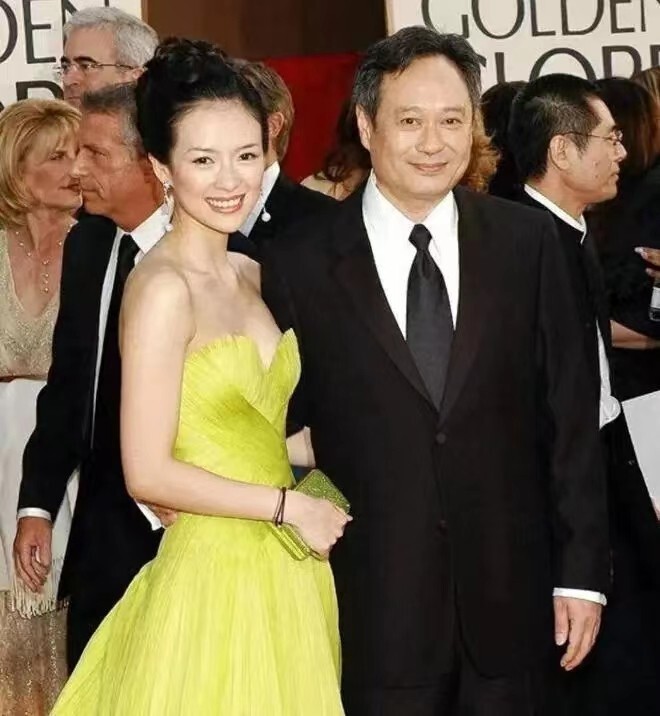 章子怡带儿子逛商场!扎两个小辫子,一身行头暴露经济实力