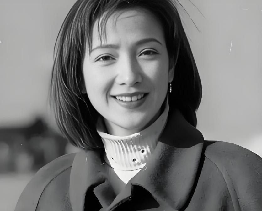 何晴告別儀式曝出噁心一幕！入殮師斥責媒體人，在告別廳門口架着攝像機拍攝 - 