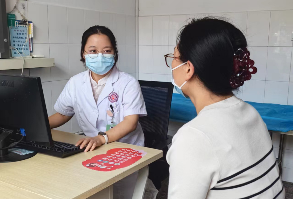 女子尿液突呈茶色就诊,医生称是药物正常代谢表现