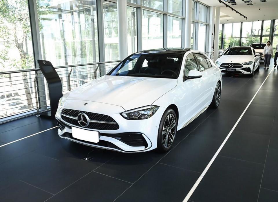 小米su7要抢的市场有很多,还包括这台30万左右的奔驰c