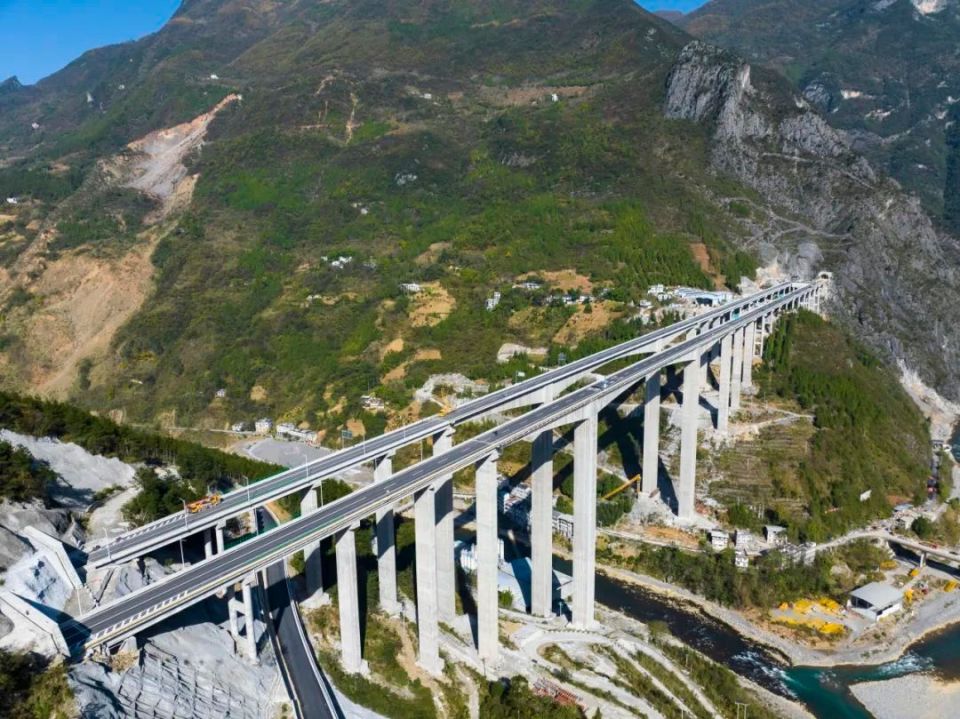 大巴山处筑"天路",重庆巫溪至陕西镇坪高速公路全线通车!-腾讯新闻