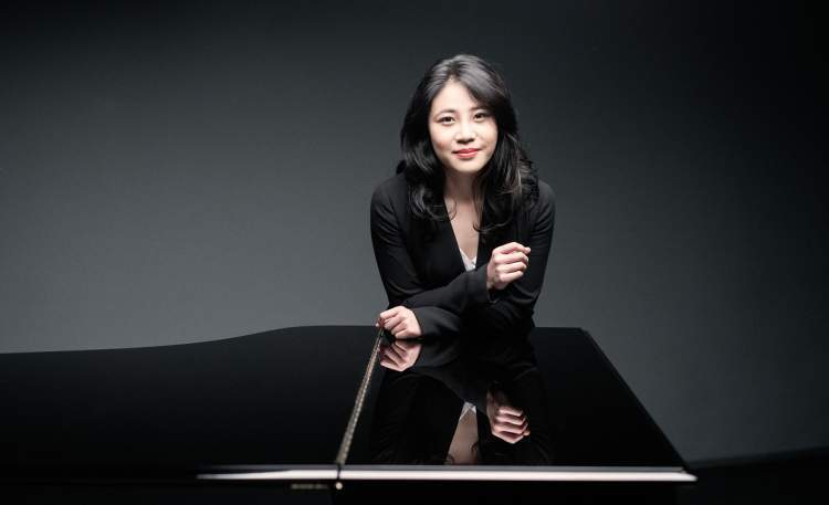 作为左岸音乐节的艺术总监,钢琴家左章还将在4月21日的闭幕演出中登台