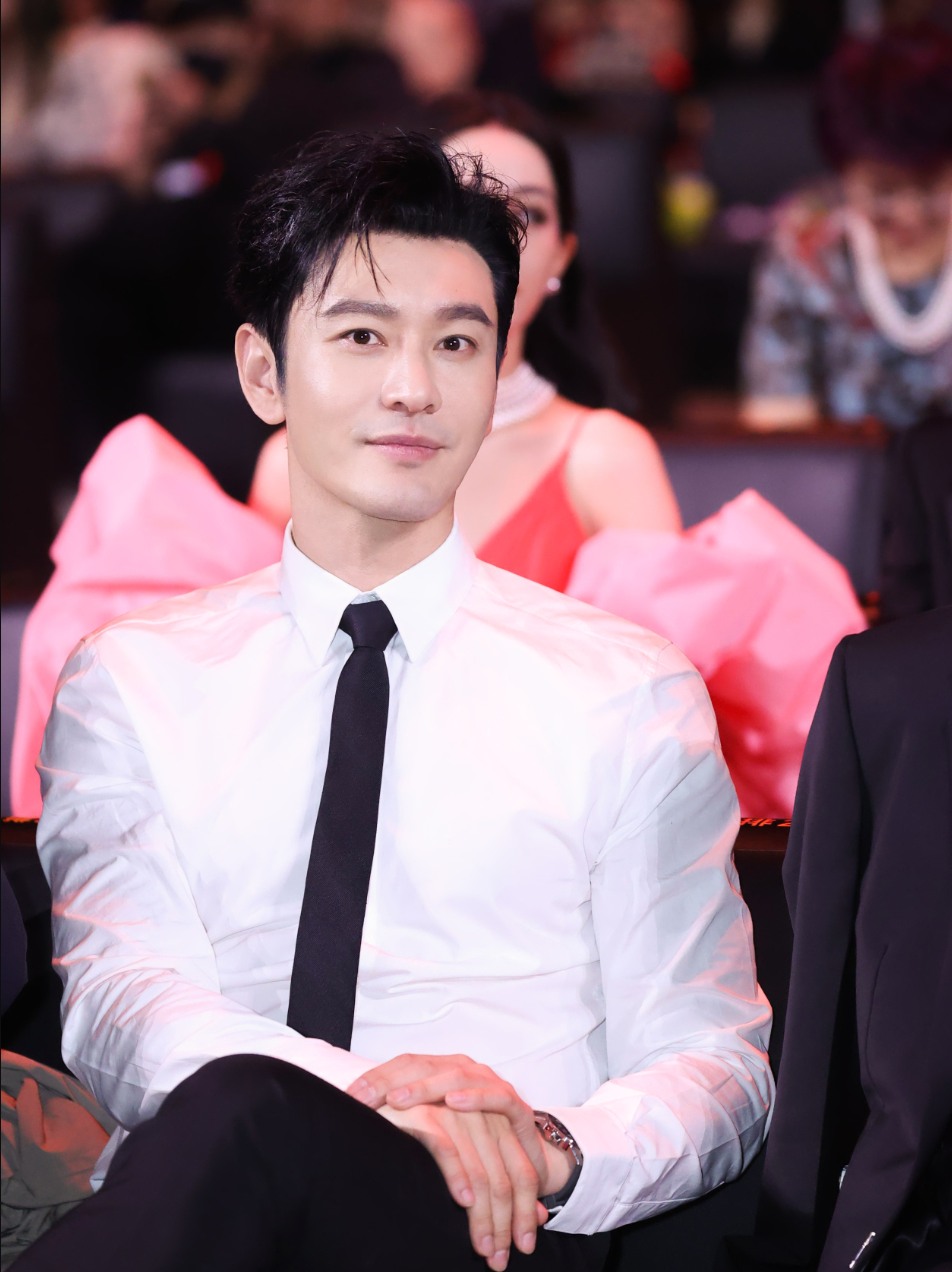 网曝黄晓明叶珂仍未分手,两人在上海广场玩滑板,粉丝称是录节目