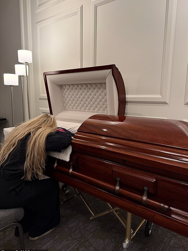 柯克妻子在丈夫棺材旁悲泣，与这位被害的美国保守派活动人士做最后亲密告别_腾讯新闻