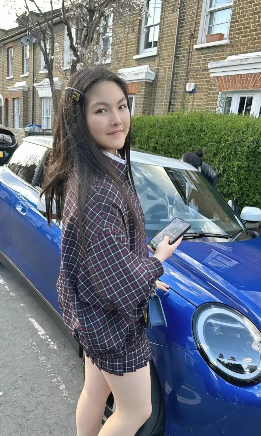 李湘分享王诗龄留学照,一身行头超10万元,乖巧甜美老钱范儿十足_腾讯