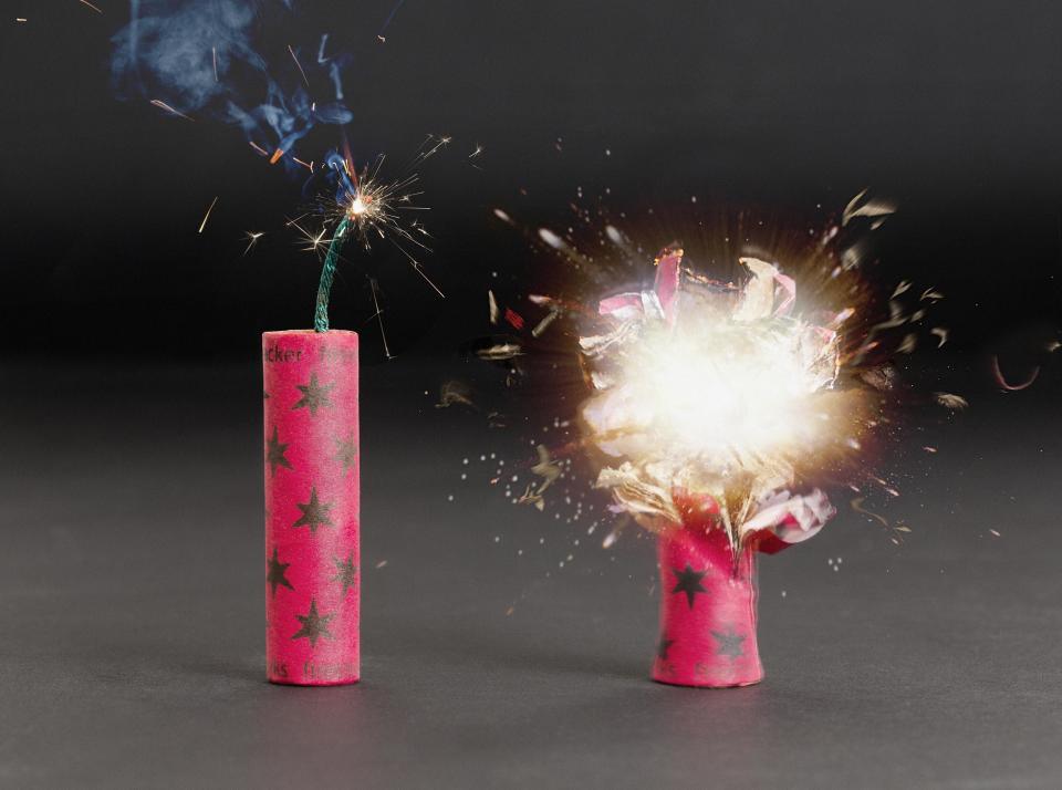 内压增大,烟花爆炸单纯的擦炮等烟花爆炸,用药量经过了严格的控制