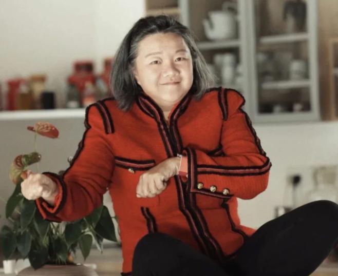 曾被苏芒裁照,洪晃戛纳又怼人,晒龚俊闭眼照,被赞"有个性"_腾讯新闻