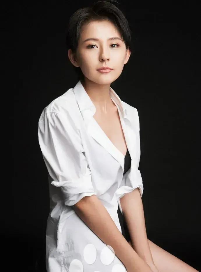 剧里热依扎饰演的叶菲是知识分子家庭出身,舒雅文静,品貌端庄,看上去