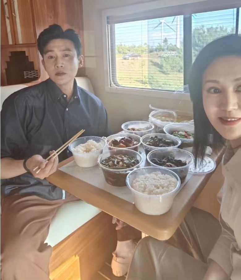 陆毅晒与鲍蕾大理行,夫妻二人旅行餐一顿八个菜,胃口超好