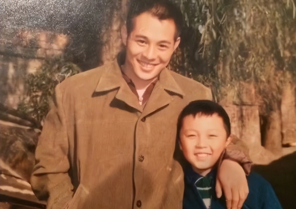 谢苗一家三口罕同框迎新年38岁胡子拉碴男人味足妻女颜值高