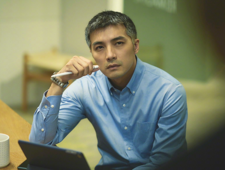 39岁贺军翔近照认不出短发沧桑显老皮肤松弛似中年老干部