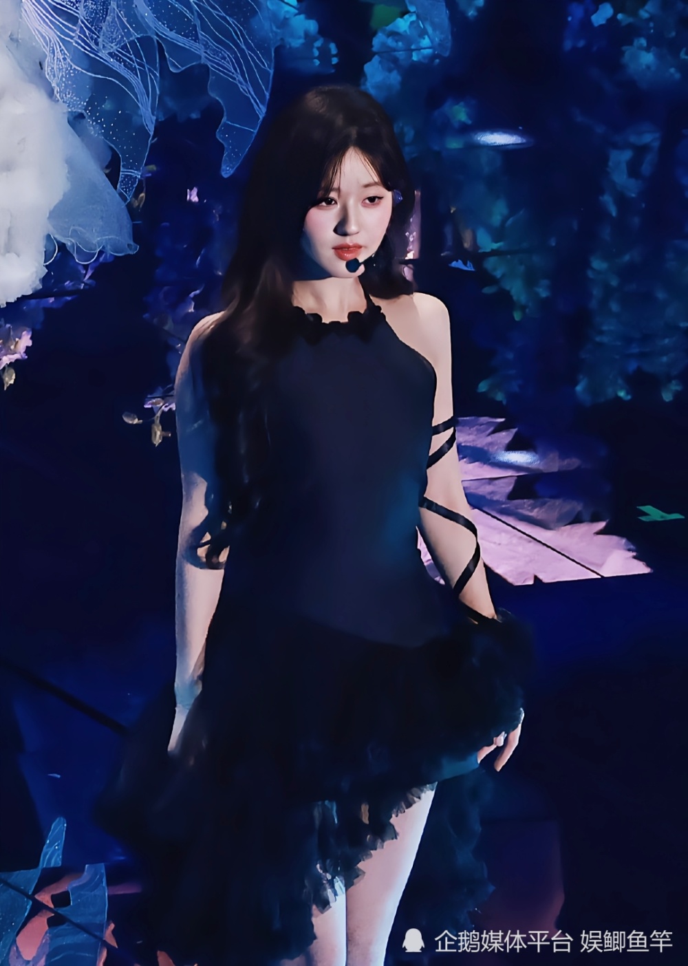 赵露思跨年舞台,意外撞脸张元英,颇有女团门面既视感!_腾讯新闻