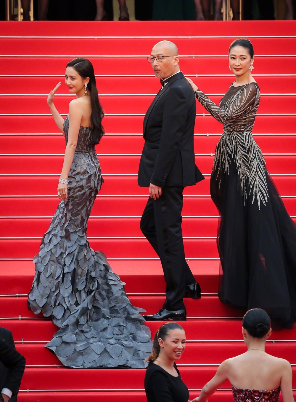 原版还搭配了一件羽毛披肩.既像折翼的灰天鹅,又像灰烬中的黑凤凰.