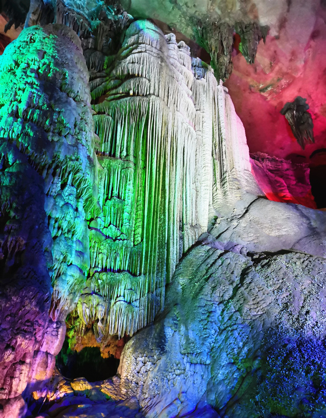 听导游介绍,洞内特色景点有数十处,有著名的三绝