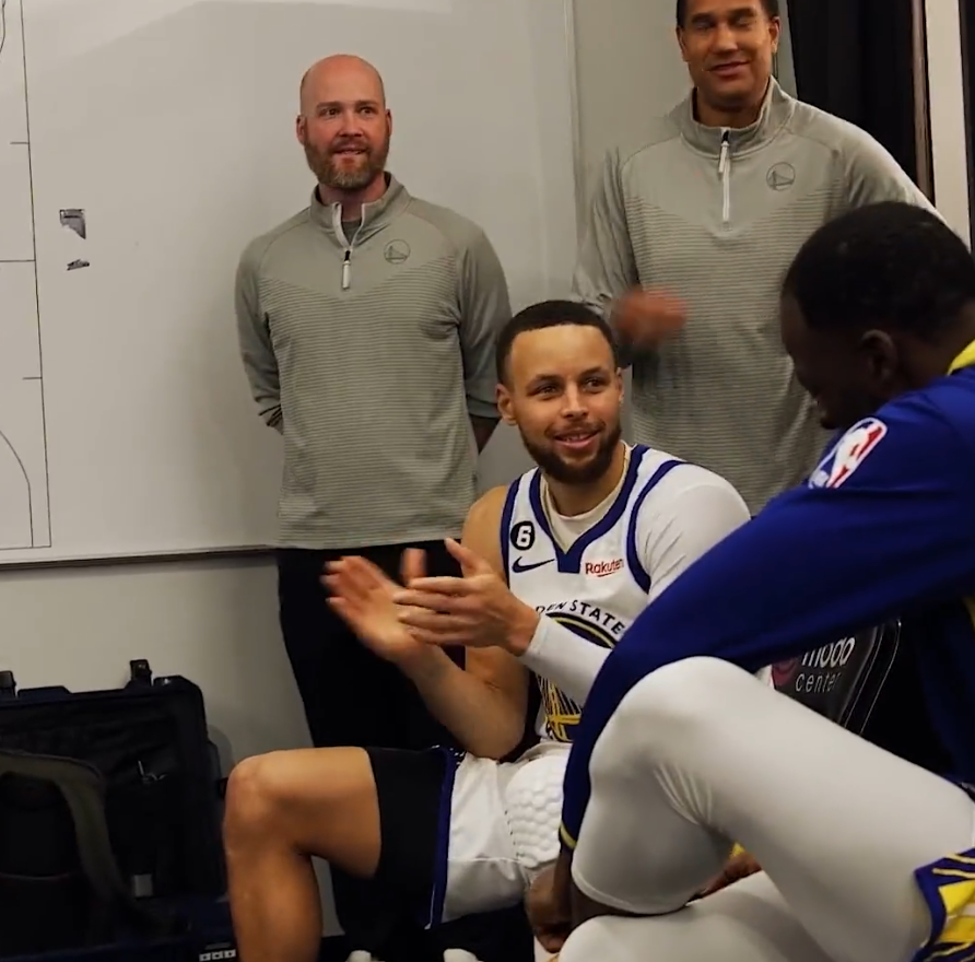 勇士更衣室庆祝晋级:三员大将获纪念球 库里鼓掌欢呼希望淘汰国王