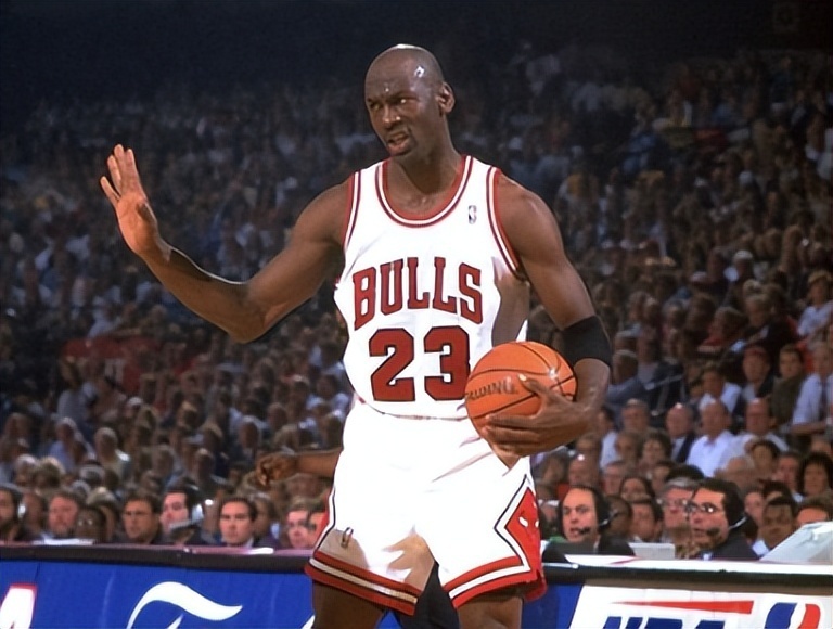 "篮球之神"乔丹总决赛场均最高分是41分,那詹姆斯,科比呢?-腾讯新闻