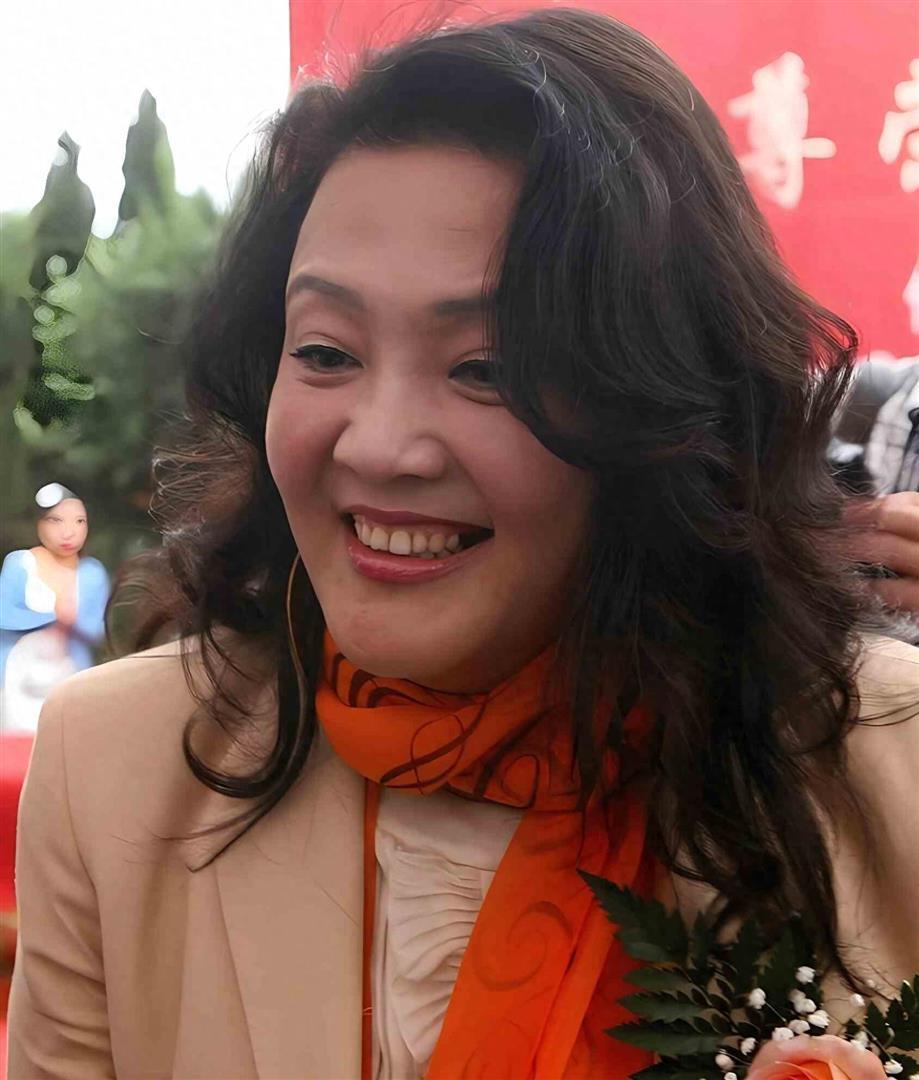 张兰直播卖酸辣粉，汪小菲关评论区，母子俩不提对方却热搜不断_腾讯新闻