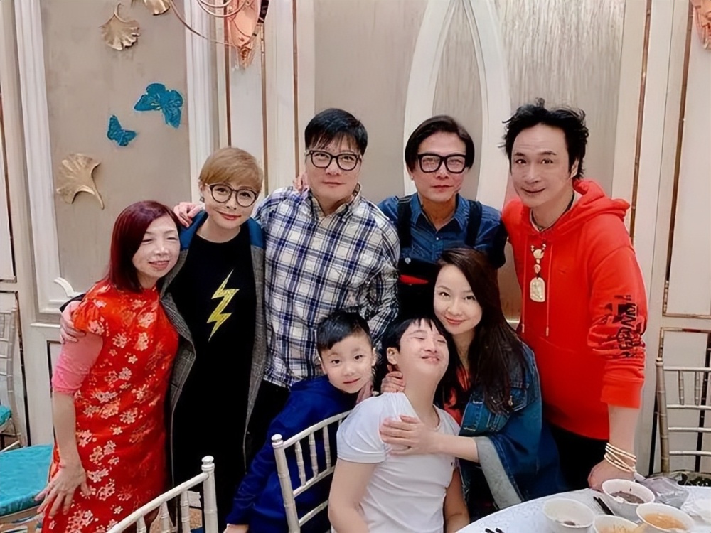 钱小豪兄弟与吴镇宇新春团拜,丘倩鸣冻龄气质佳,汤盈盈疑怀三胎_腾讯